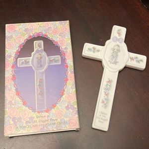 Precious Moments: I Believe In The Old Rugged Cross